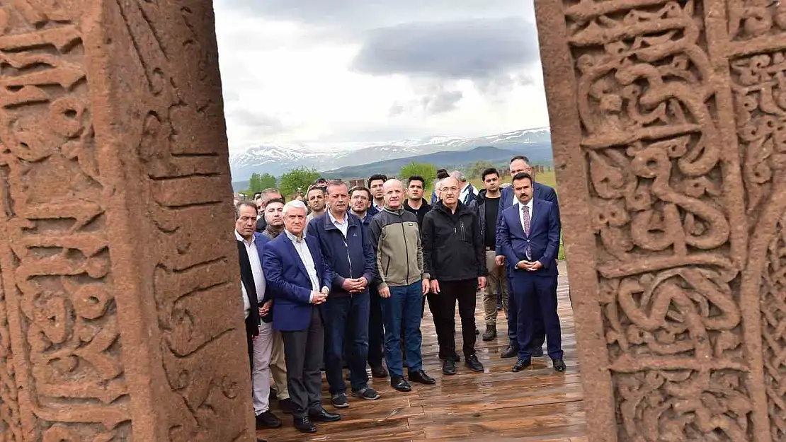 YÖK Başkanı Özvar Bitlis'i gezdi