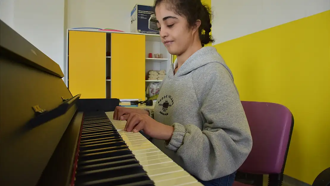 Özel eğitim merkezi öğrencisi Havin'in hayali müzik öğretmeni olmak