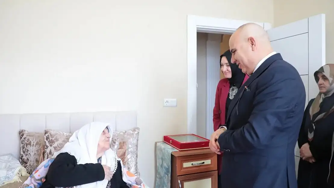 Şehit Annesini hasta yatağında yalnız bırakmadılar