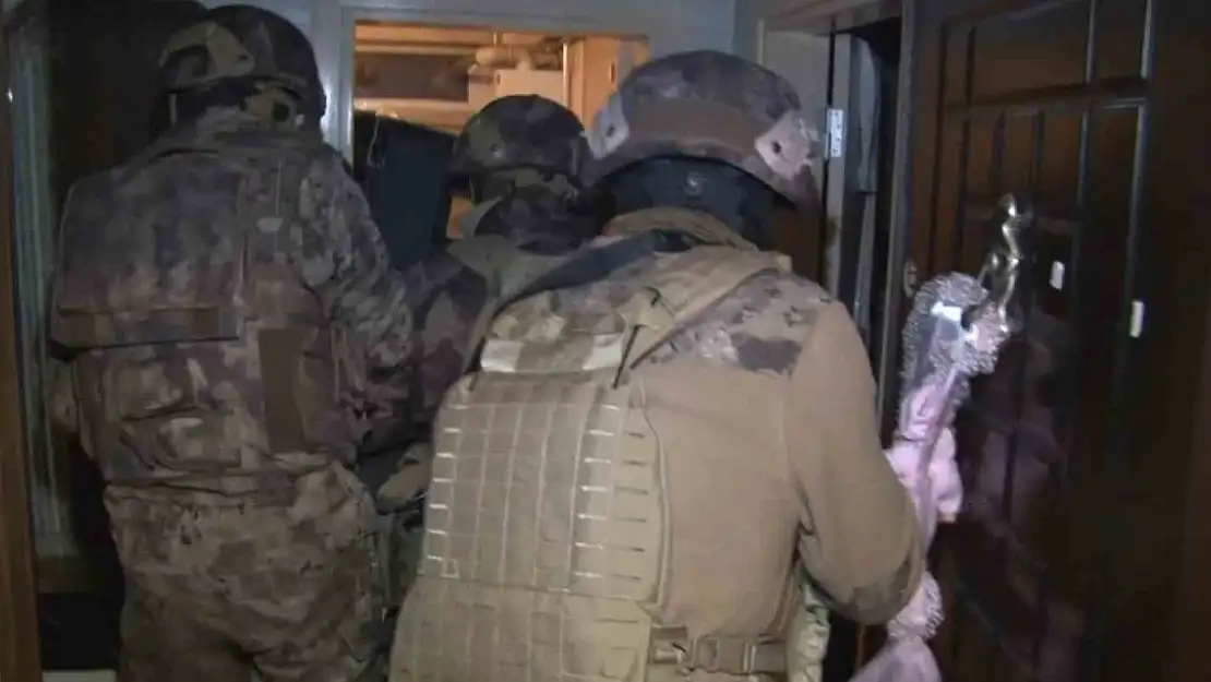 8 ilde göçmen kaçakçılarına operasyon: Elbise dolabından çıktılar