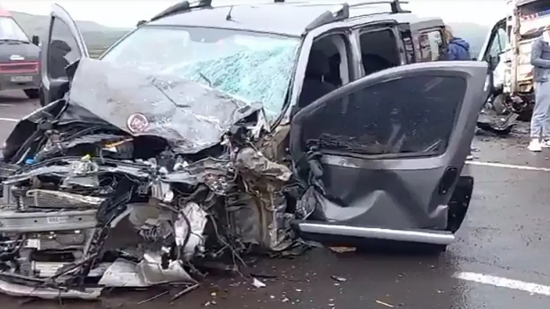 Kafa kafaya çarpışan iki araç hurdaya döndü: 2 yaralı