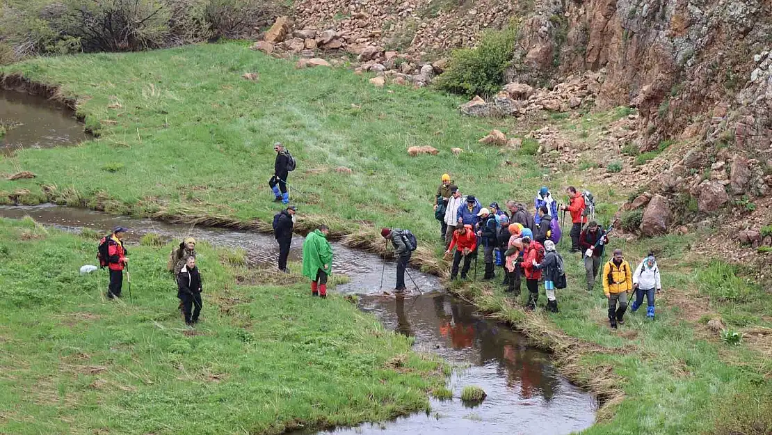 Yağmur çamur demeden 18 kilometre yürüdüler