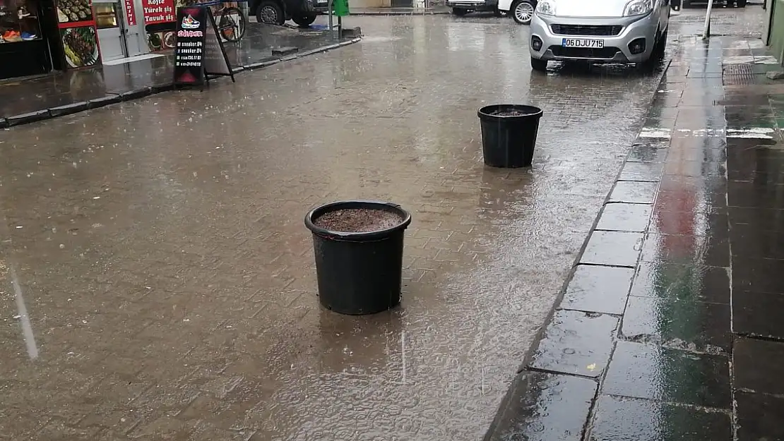 Ağrı'da sağanak yağmur etkili oldu