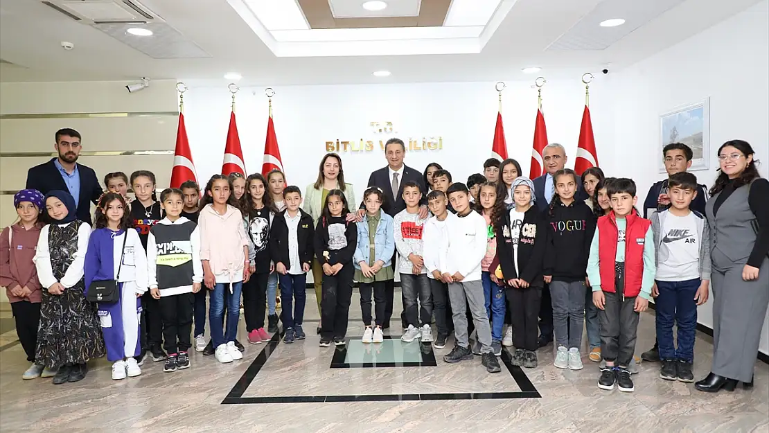 Bitlis Valiliği öğrencileri gezdiriyor