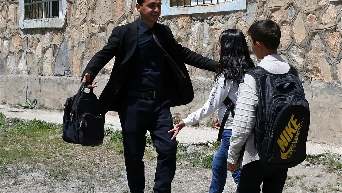 Dağ yamacındaki mezrada iki öğrencisinin eğitimi için çaba gösteriyor