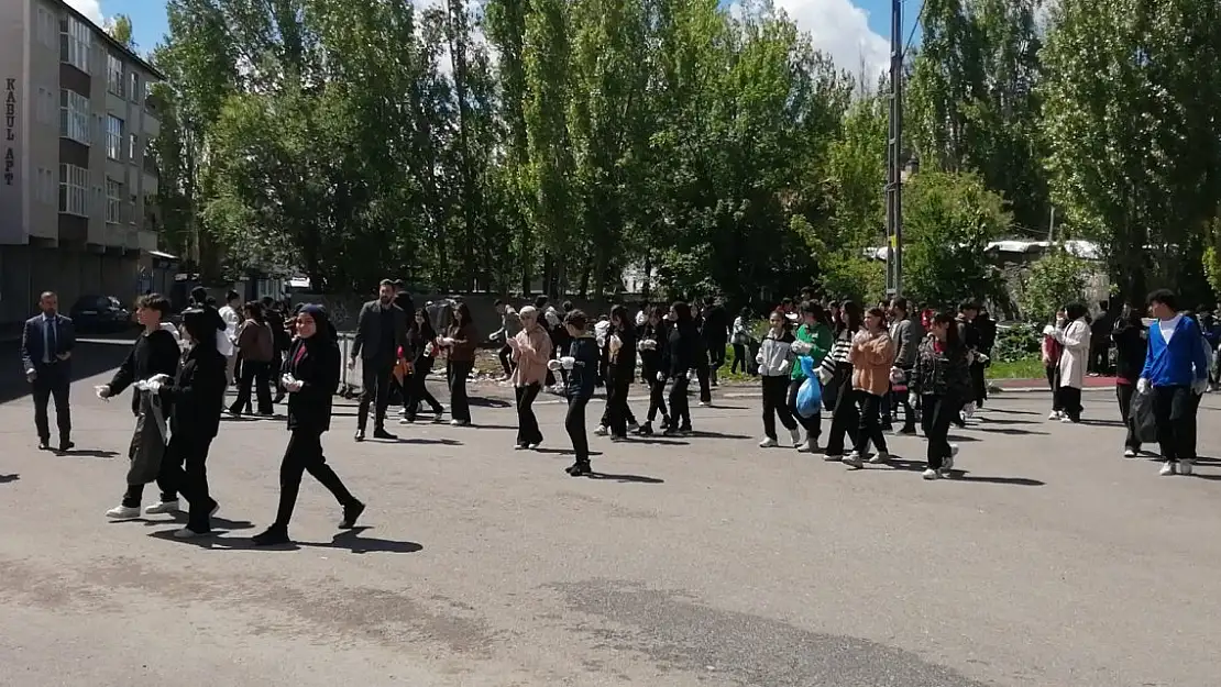 Ağrı'da mahalle halkı kendi çöpünü kendisi topladı