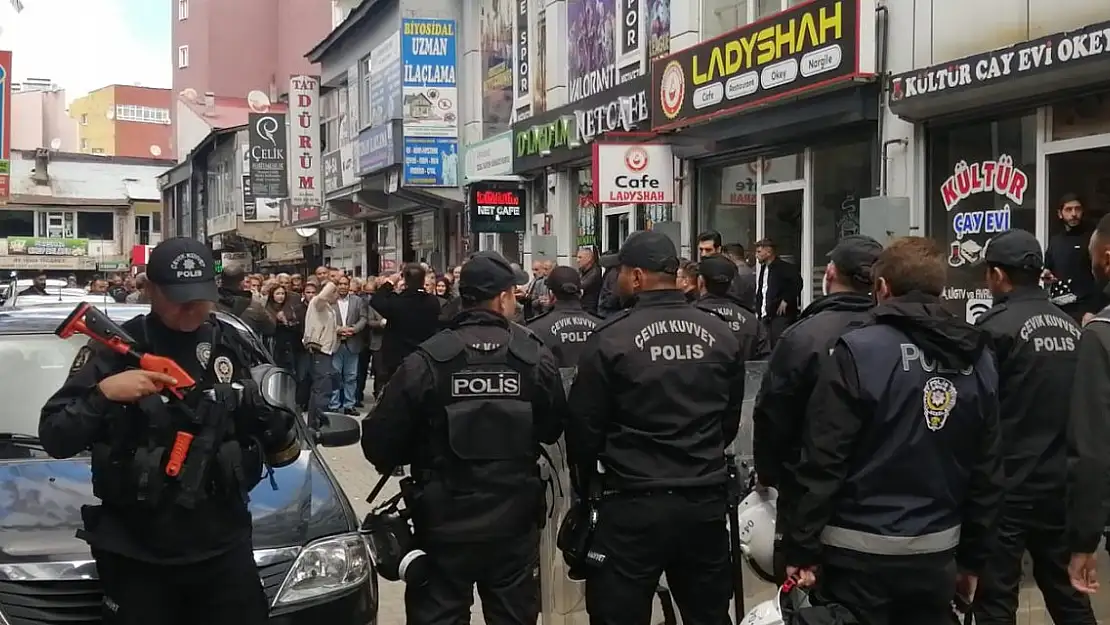 Ağrı DEM Parti önünde gerginlik