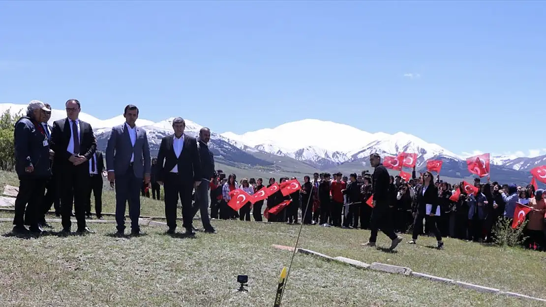 Erzurum'da öğrencilerin roketleri gökyüzünü süsledi