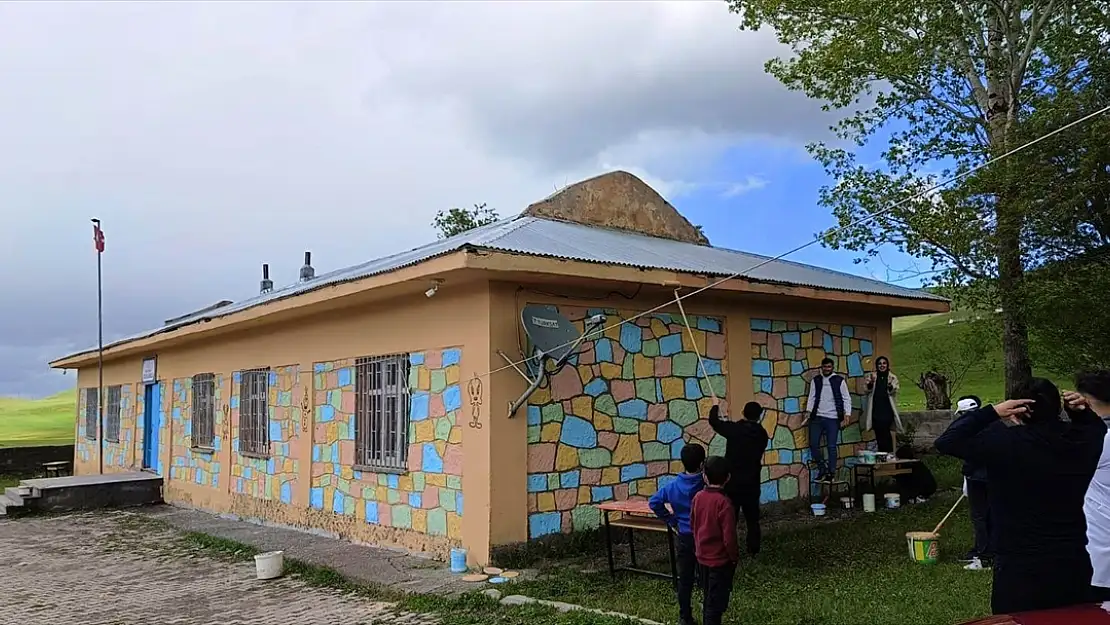 Muş'ta üniversite öğrencileri ilkokulun duvarlarını boyadı