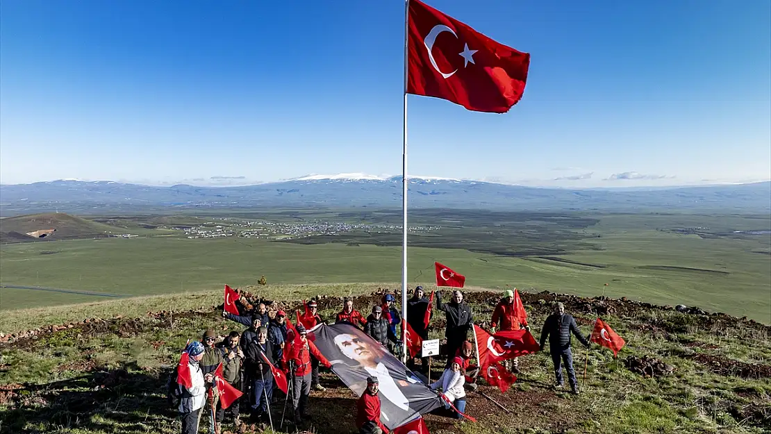 19 Mayıs'ı 2 bin 254 rakımlı Yahni Dağı'nın zirvesinde kutladılar