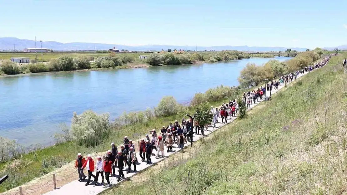 Muş'ta düzenlenen gençlik yürüyüşüne 1071 genç katıldı