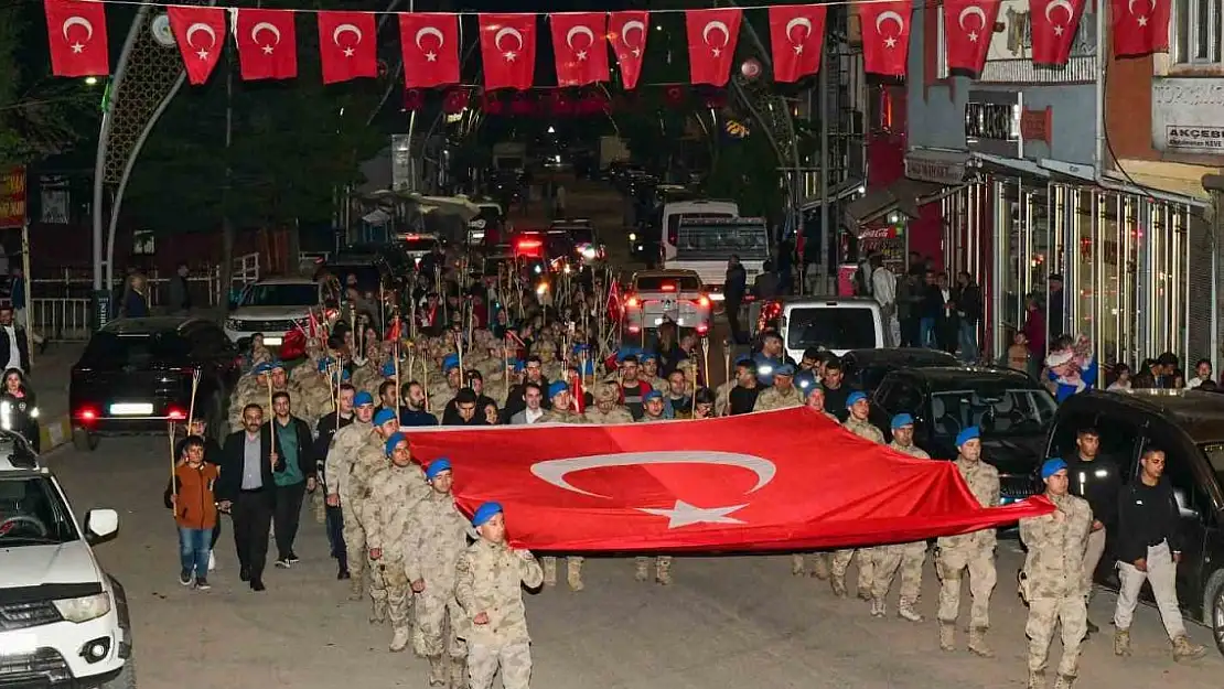 Gençler meşalelerle yürüdüler