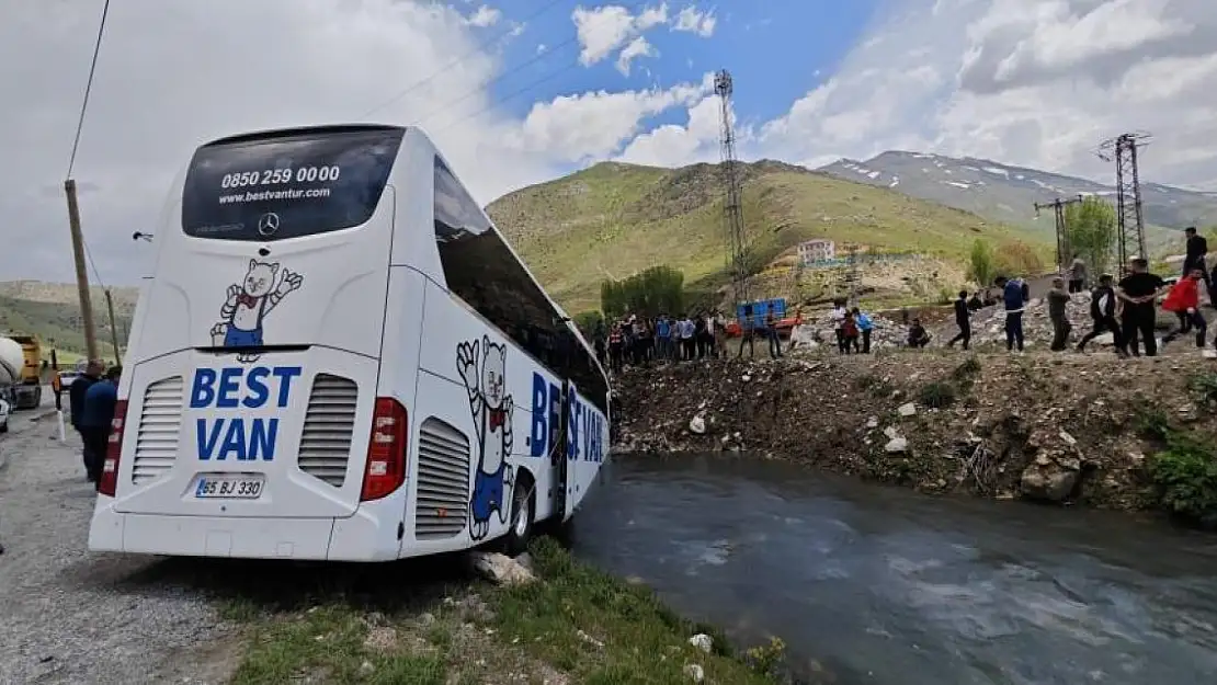 Yolcu otobüsü dereye yuvarlandı: 5 yaralı