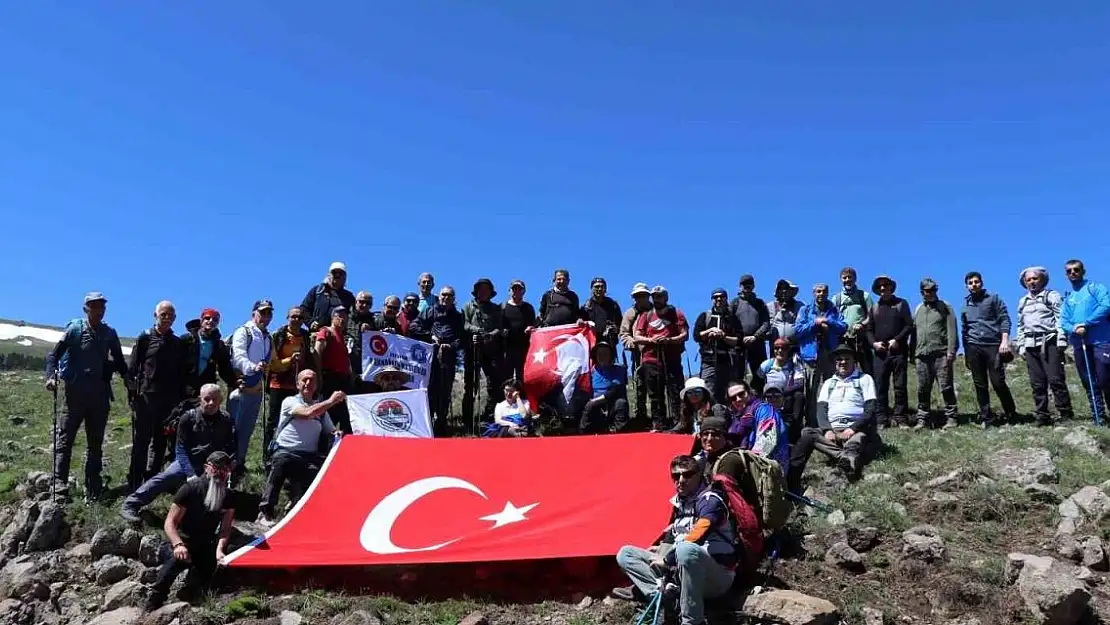 19 Mayıs için karlı dağlarda yürüdüler