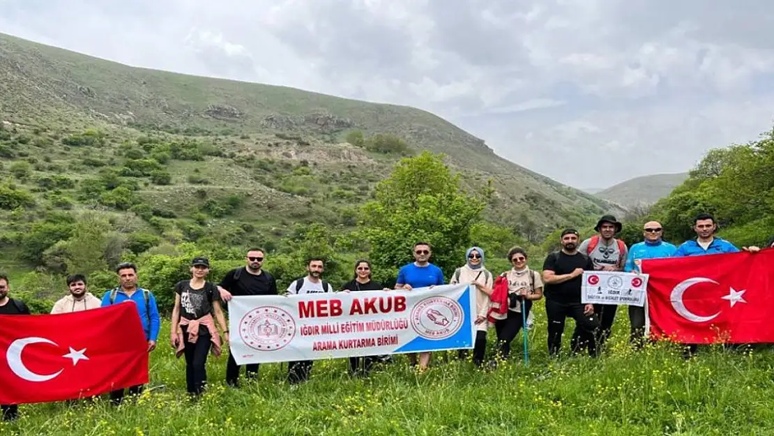 Iğdır'da öğretmenler, Atatürk'ü Anma, Gençlik ve Spor Bayramı'nda 19 kilometrelik doğa yürüyüşü yaptı