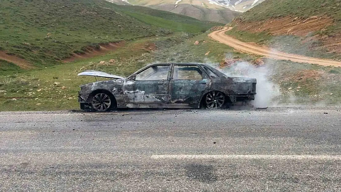 Çatak'ta seyir halindeki otomobil yandı