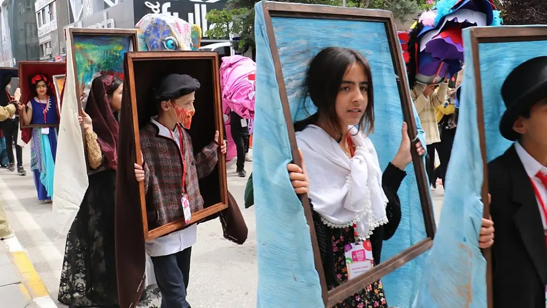 Van'da '21. Akdamar Çocuk ve Gençlik Tiyatroları Şenliği' başladı