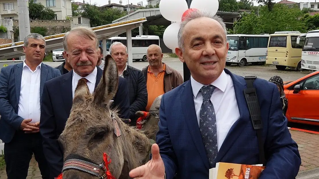 Eşekle köy köy gezip kitap dağıtıyor