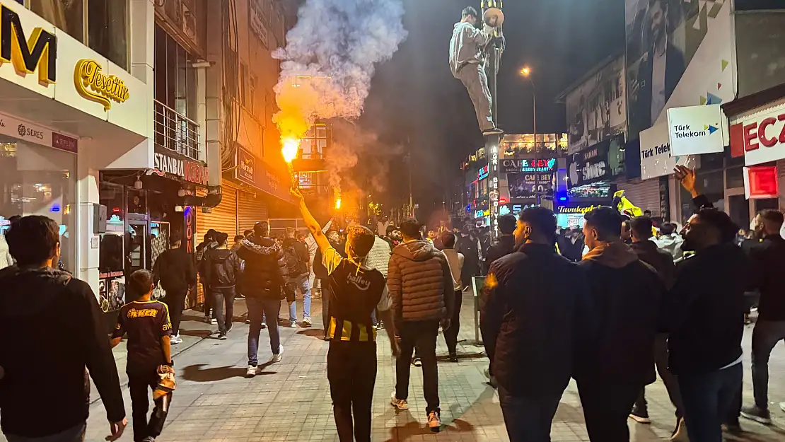 Derbi sonrası Ağrı sokaklarında meşaleler yakıldı