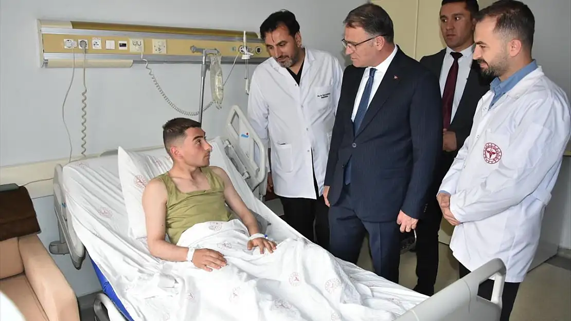 Vali Balcı'dan trafik kazasında yaralanan askerlere ziyaret