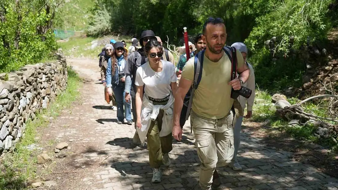 Doğaseverlerden Mehmetcan Bağları'na doğa yürüyüşü