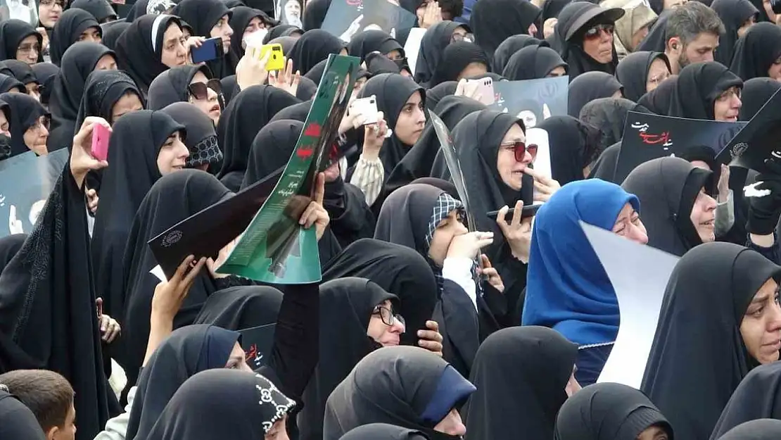 İran'da halk Reisi'yi anmak için toplandı