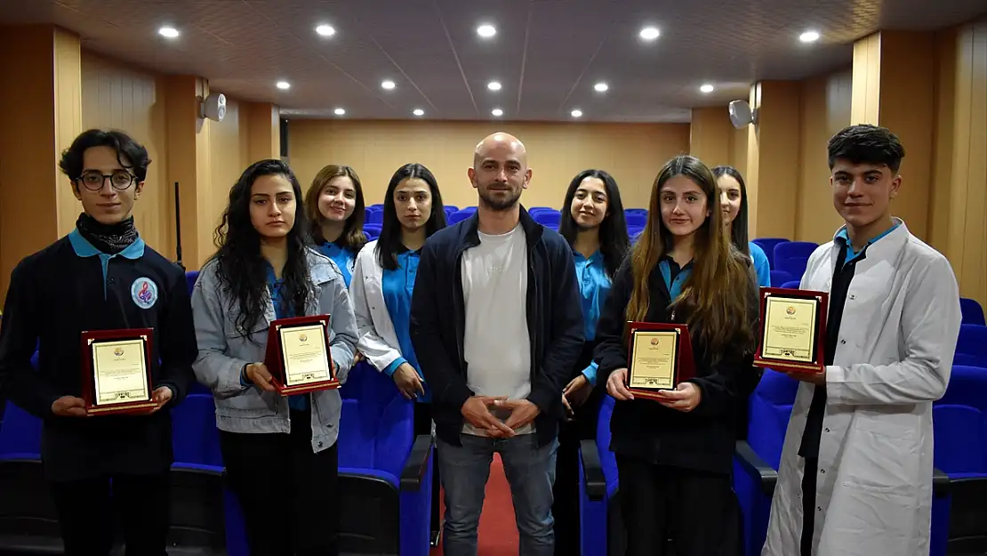 Bitlisli öğrenciler tiyatro yarışmasında Türkiye birincisi oldu