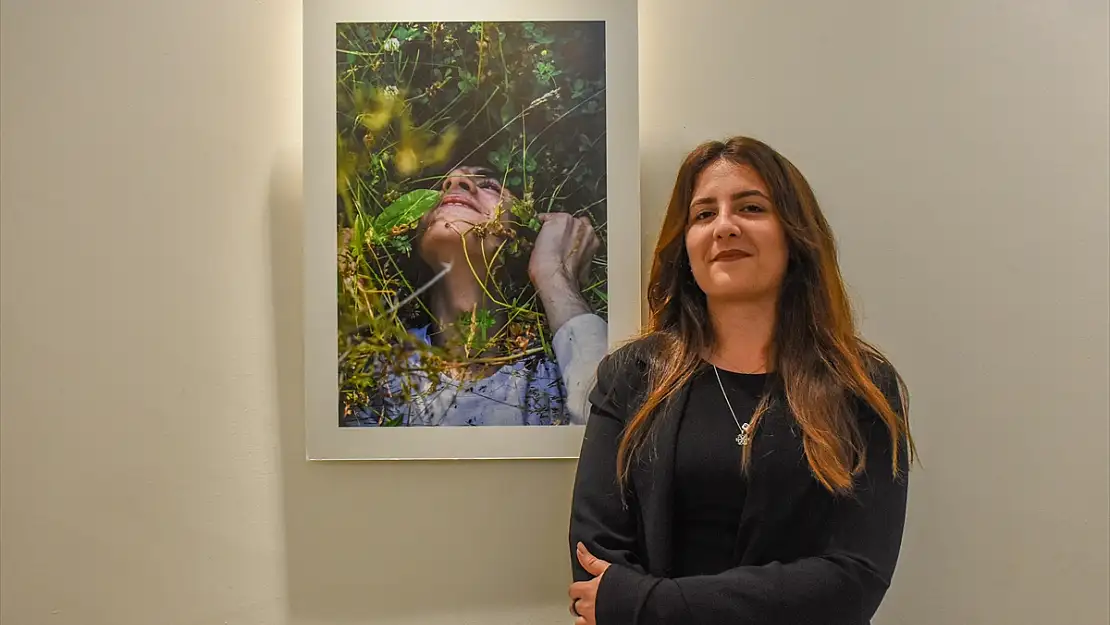 Engelli kardeşinin fotoğraflarını çekerek farkındalık amacıyla sergi açtı