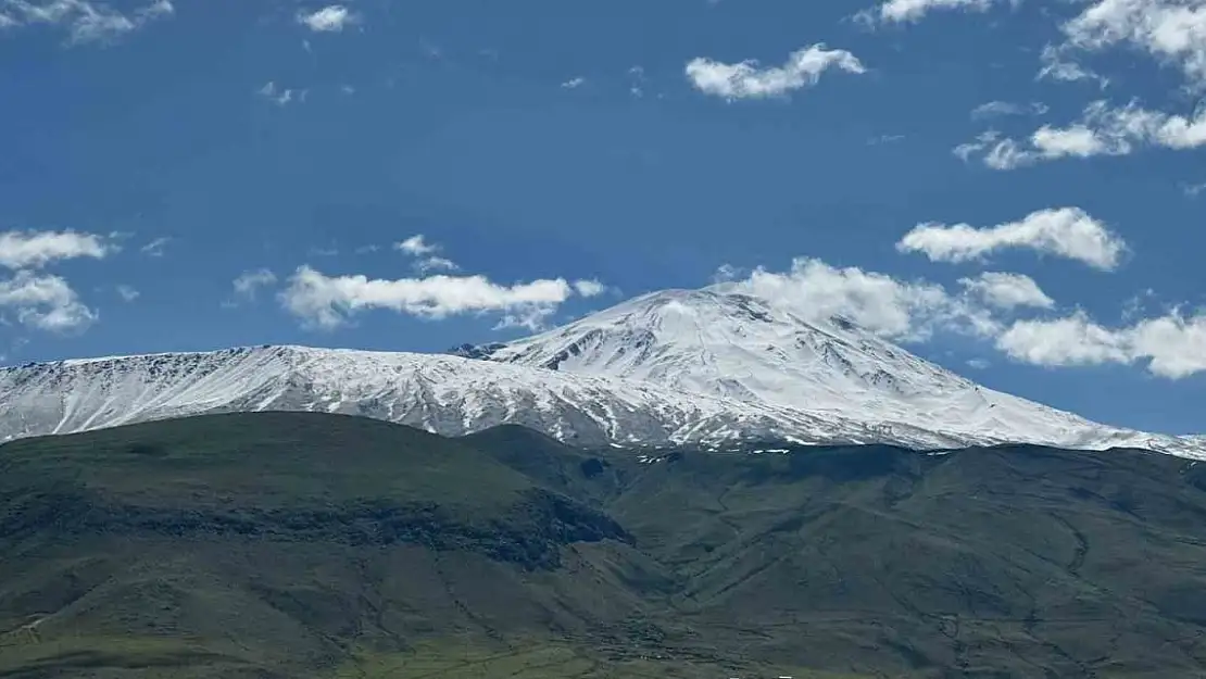 Ağrı Dağı'na mayıs karı
