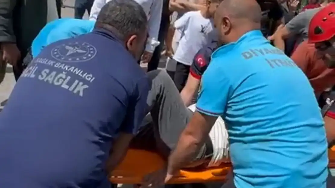 Diyarbakır'da kazada aracına sıkışan şahıs kurtarıldı