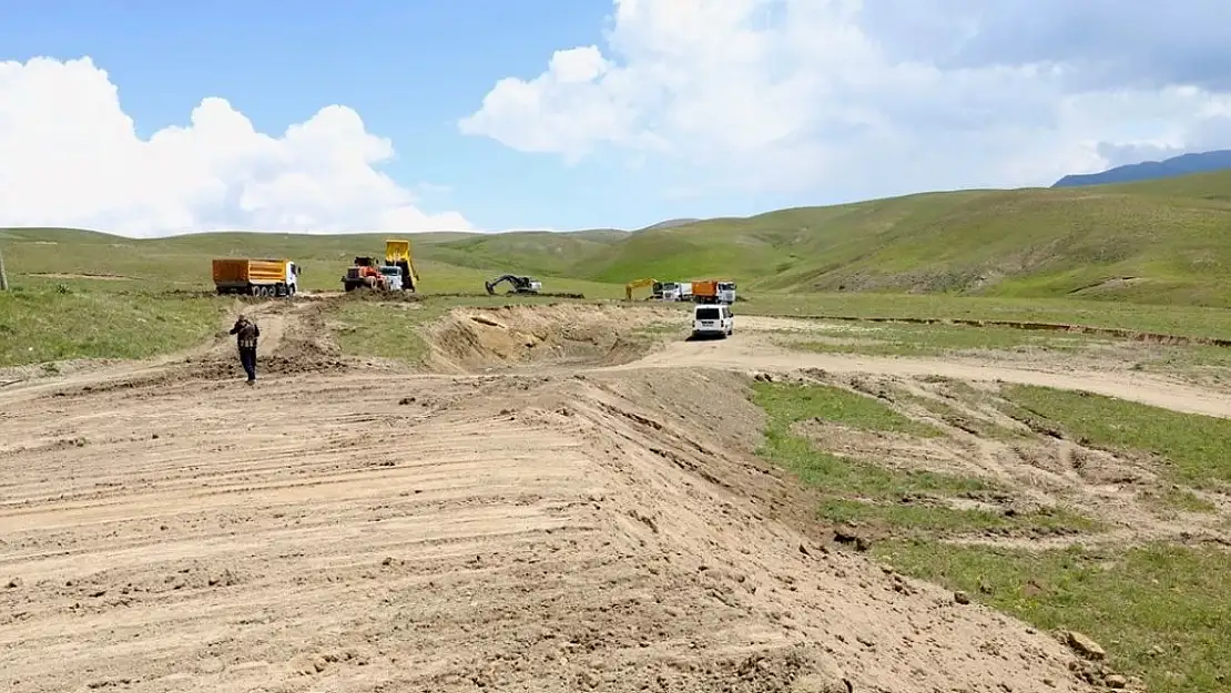 Van Valisi Balcı, yapımı devam eden göletlerde incelemelerde bulundu