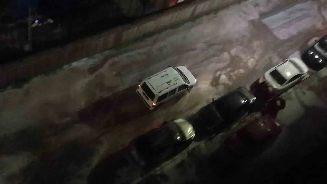 Bitlis'te sağanak ve dolu hayatı felç etti