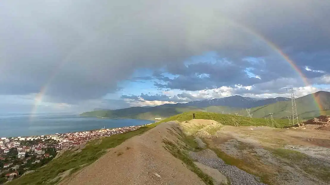Bitlis'te sağanak sonrası çıkan gökkuşağı hayran bıraktı