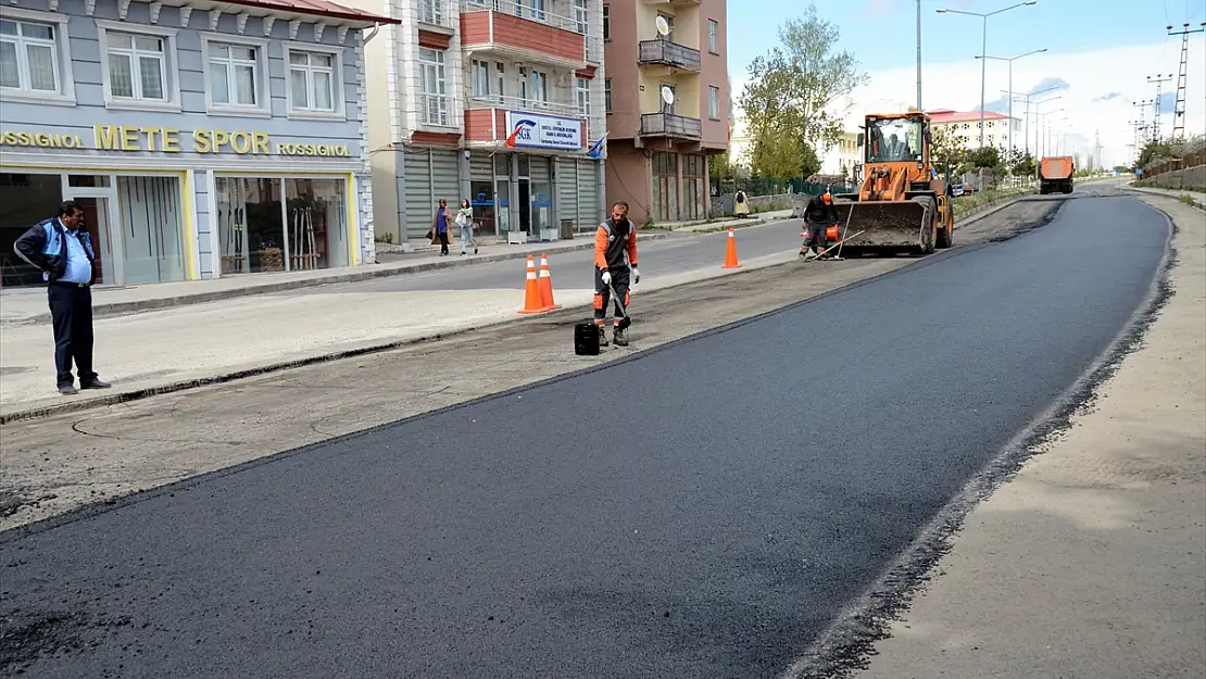 Kars'ta bozulan yollar yenileniyor