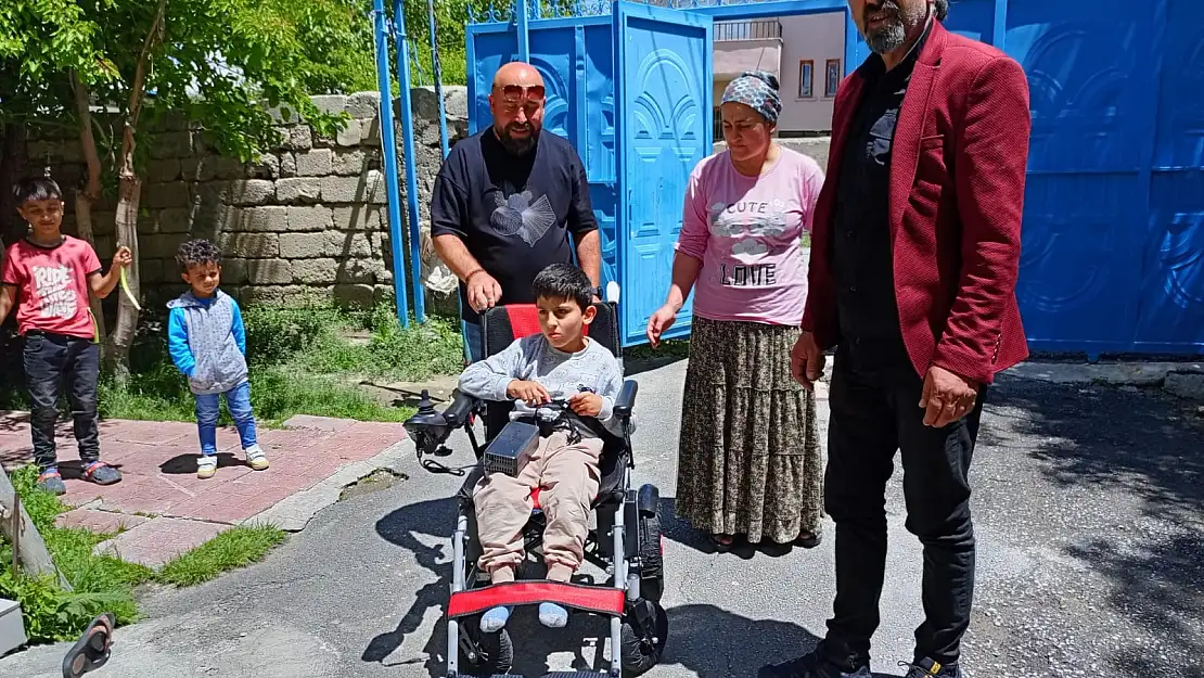 Van'da minik Miraç akülü sandalyesine kavuştu