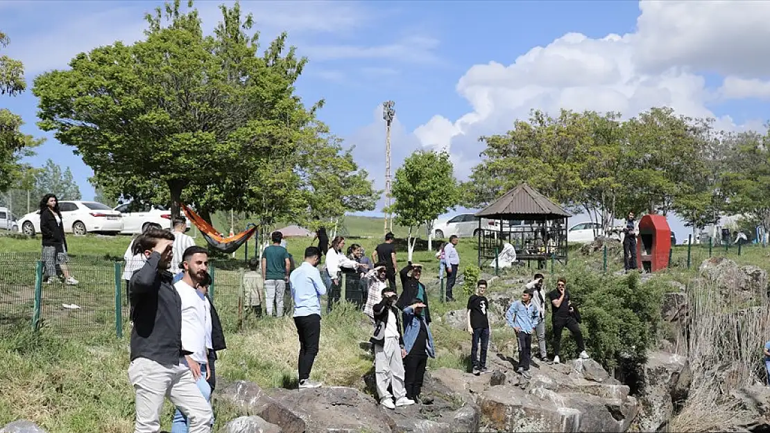 Van'da öğrenciler de inci kefali nöbetine katıldı