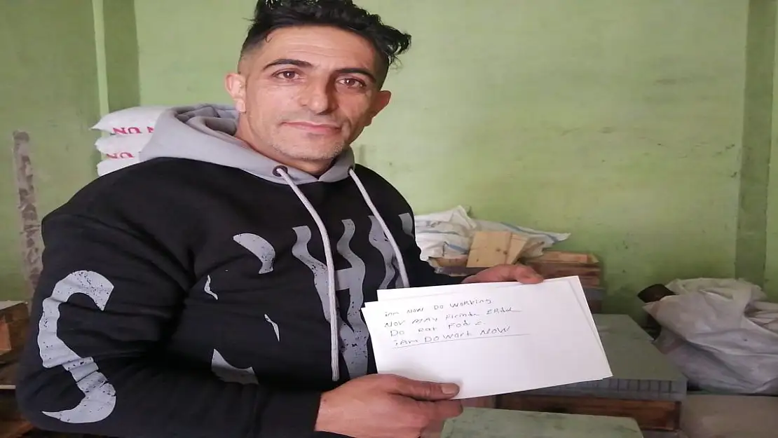 İlkokulu bitiremedi ama İngilizceyi ana dili gibi konuşuyor