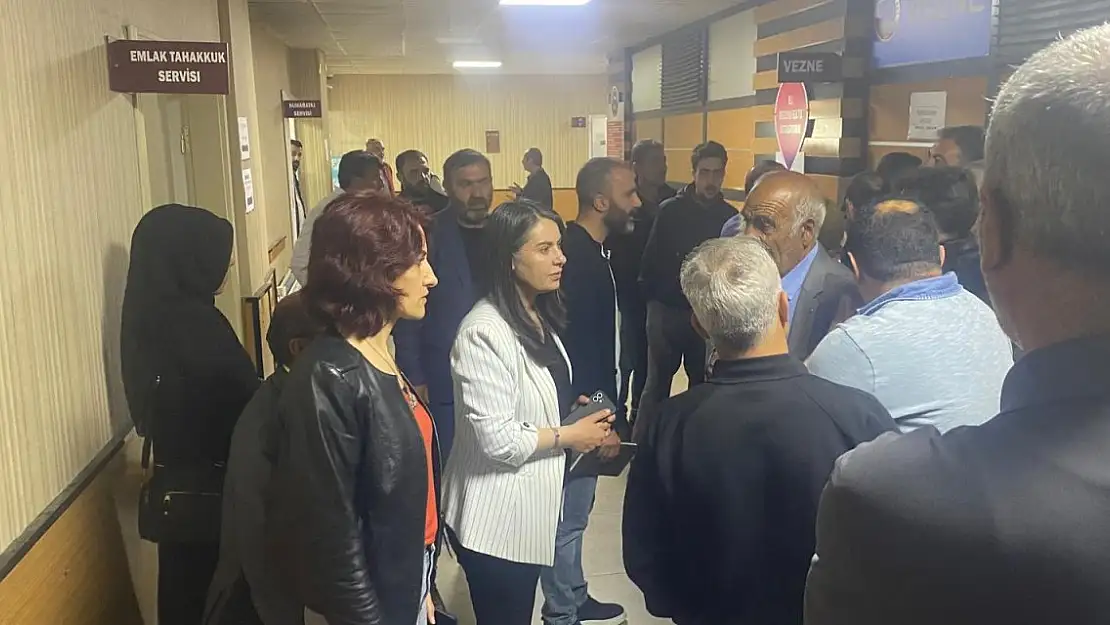 Ağrı'da su borcunu ödemek isteyenler kuyruk oluşturdu