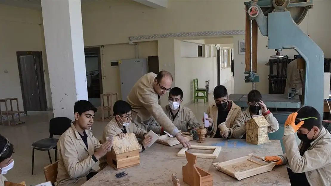 Bitlis'te lise öğrencileri süs eşyaları üretiyor