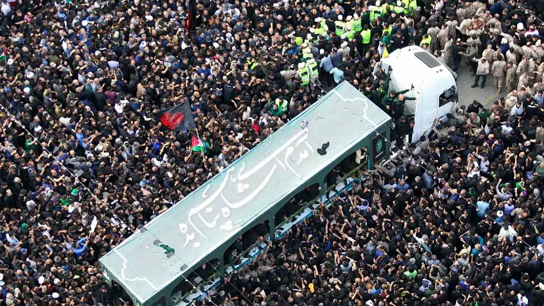 İran Cumhurbaşkanı Reisi'yi 3 milyon kişi son yolculuğuna uğurladı