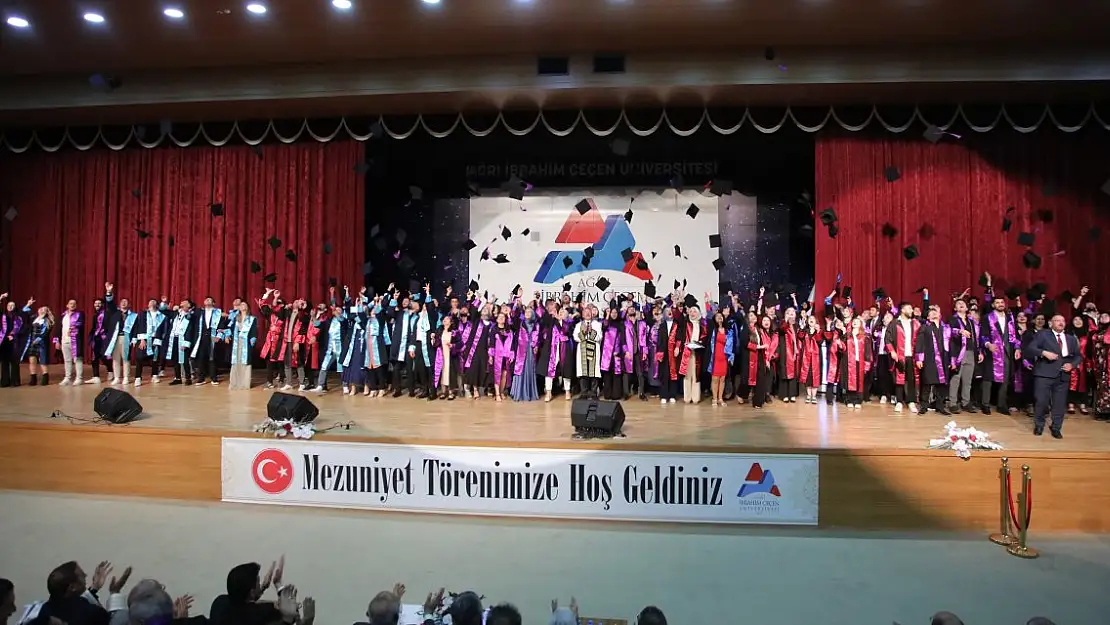 Ağrı'da üniversite öğrencileri mezuniyet sevinci yaşadı