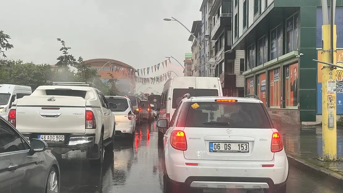 Ağrı'da beklenen yağış başladı