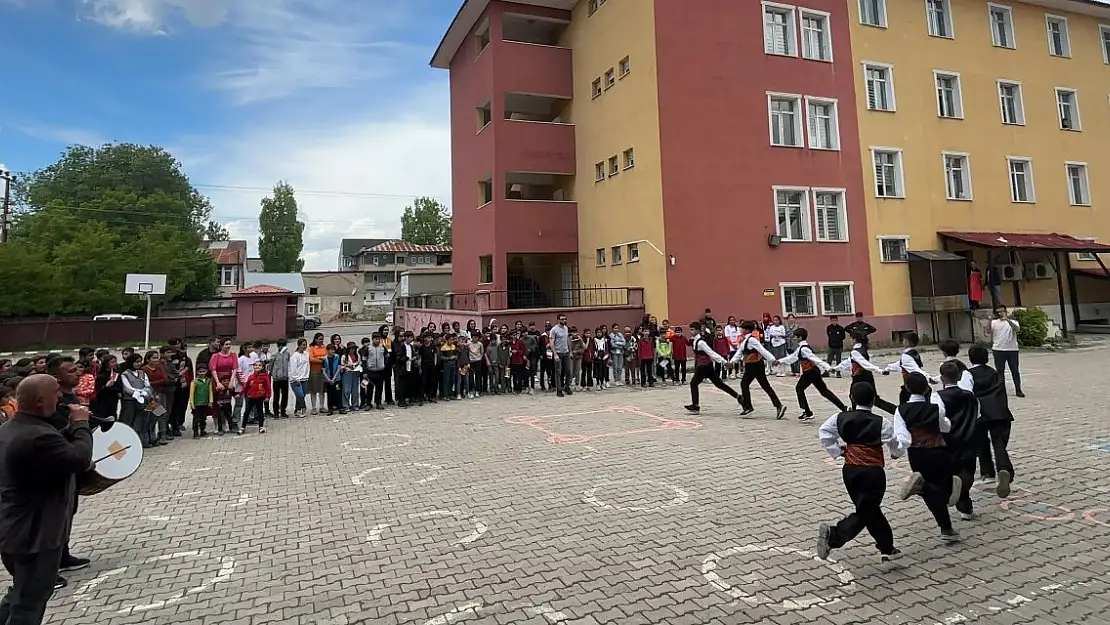 Ağrı'ya gelen turistler halaylarla karşılandılar