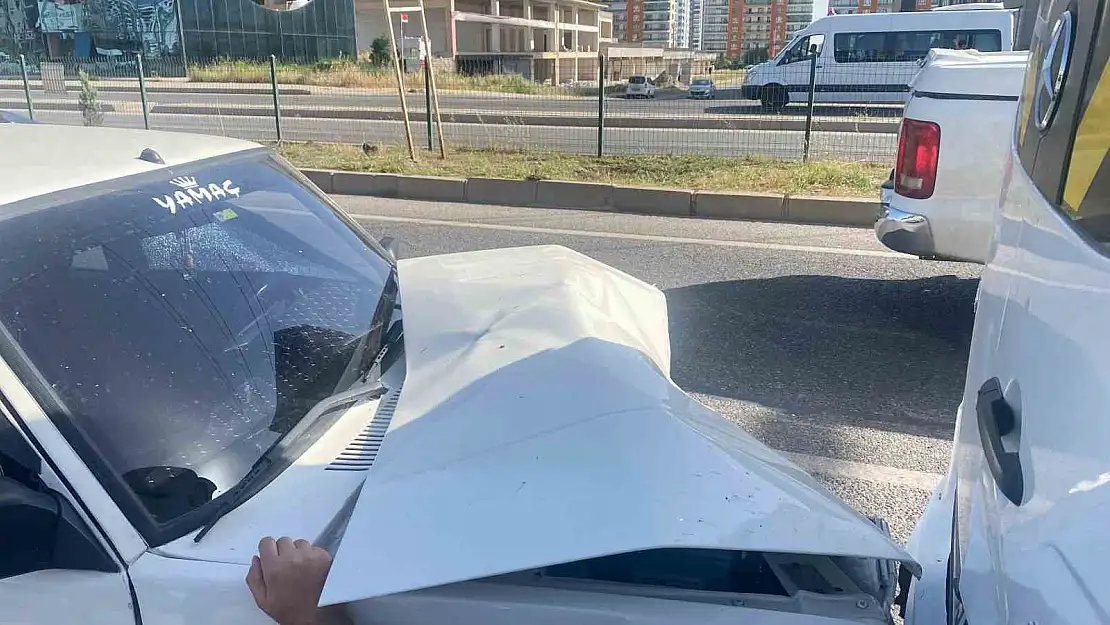 Diyarbakır'da 3 araç birbirine girdi