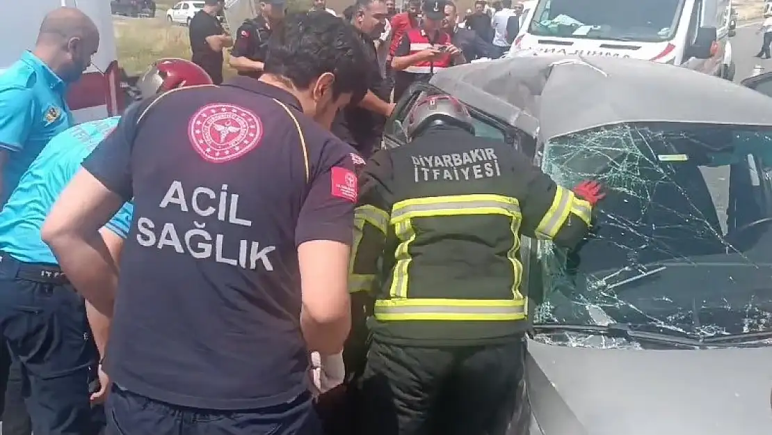 Diyarbakır'da minibüs ile otomobil birbirine girdi: 4 yaralı