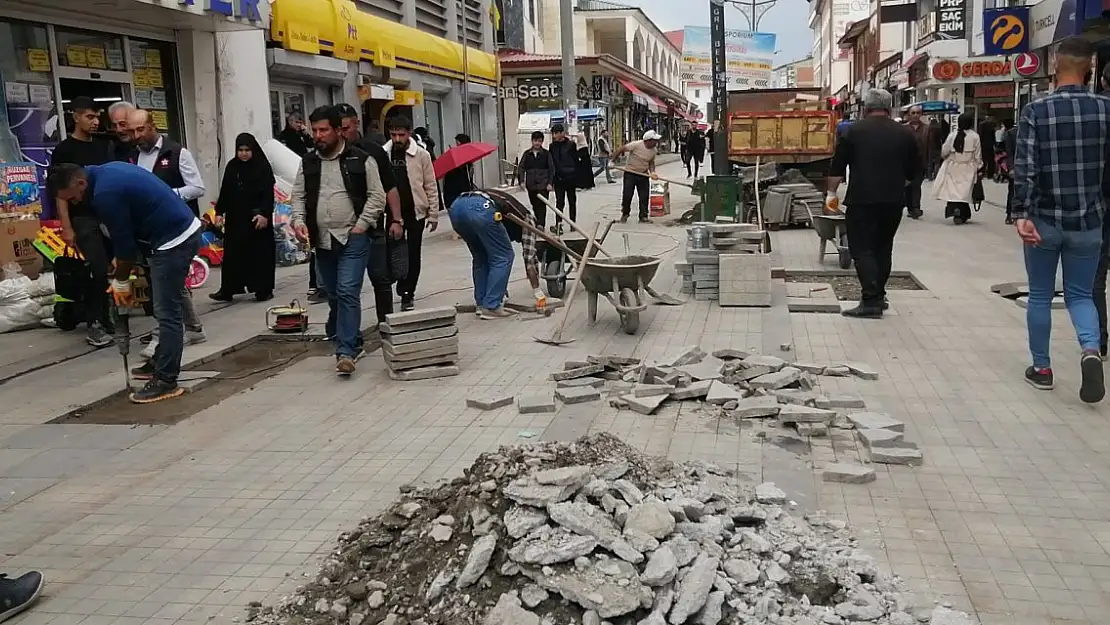 Cumhuriyet Caddesi'nde taşlar yerine oturuyor