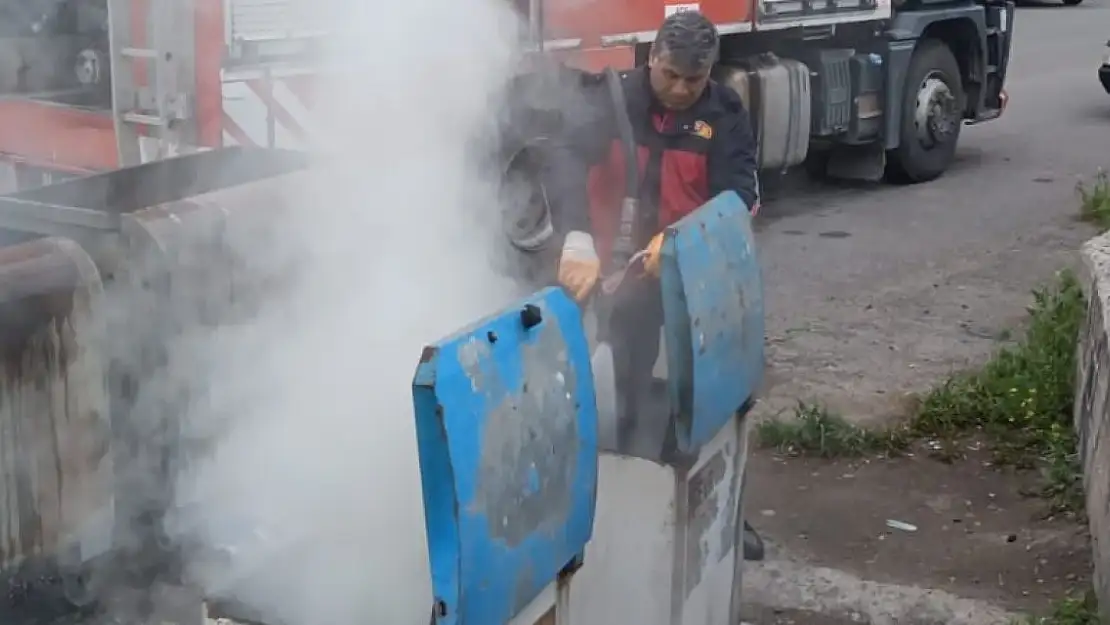 Ağrı'da çöp konteynerini ateşe verdiler