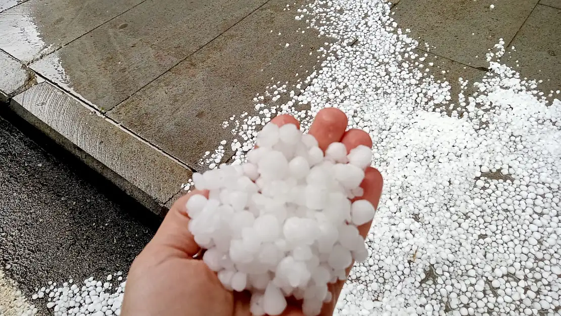 Erzurum'a fındık büyüklüğünde yağan dolu hayatı olumsuz etkiledi