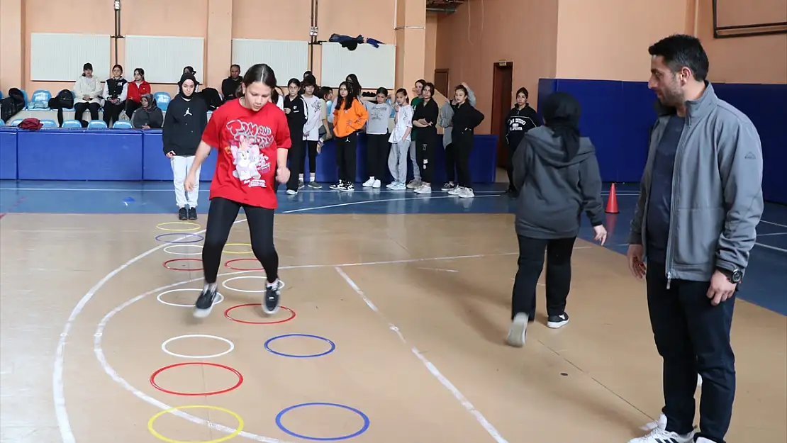 Erzurum'da gönüllü öğretmenler hafta sonu çocuklara spor aşılıyor