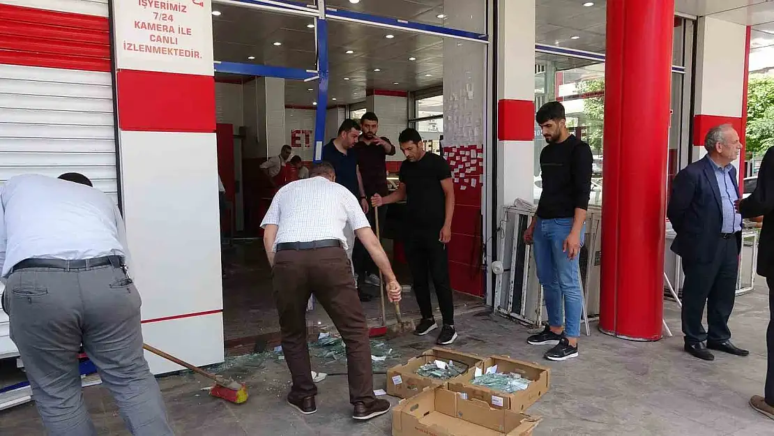 Diyarbakır'da bir otomobil kasaba daldı